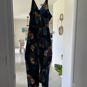 Mono de tirantes con estampado tropical con cinturón
